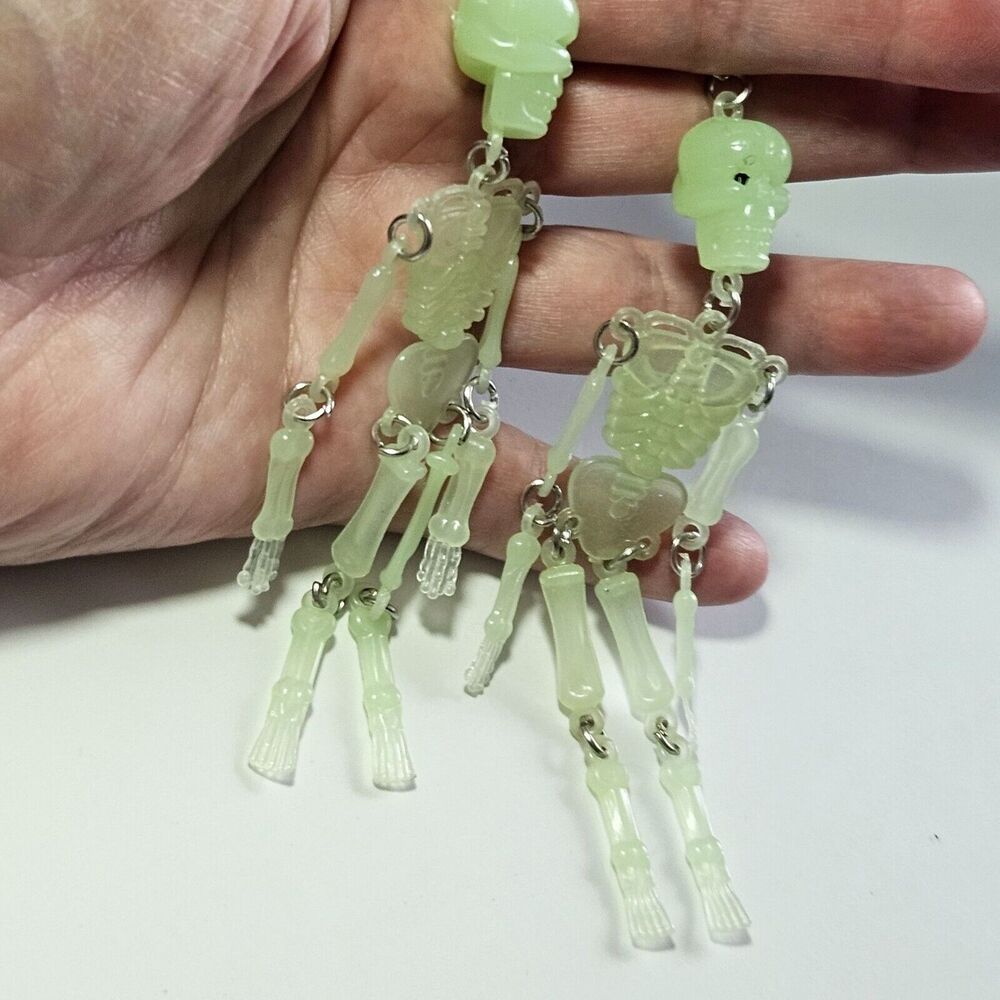 Glow in the dark skeleton earrings - Picture 4 of 12